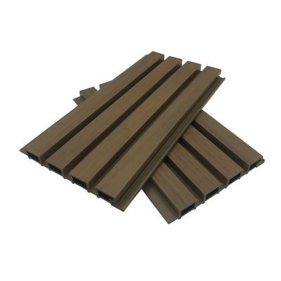 แผงผนัง WPC Fluted แบบกำหนดเองไม้พลาสติกคอมโพสิตพื้นระเบียงกลางแจ้งมอดกินไม่ได้