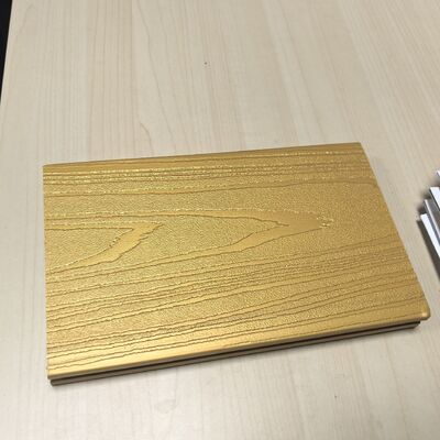 แผง WPC โลหะพร้อมพื้นสีทองแวววาวพาทิน่าหรูหรา