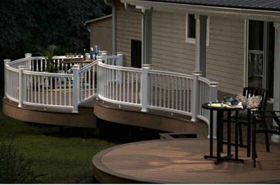 รั้ว WPC สูง 8FT ป้องกันการบิดงอสำหรับขอบเขตวิทยาเขตของโรงเรียน