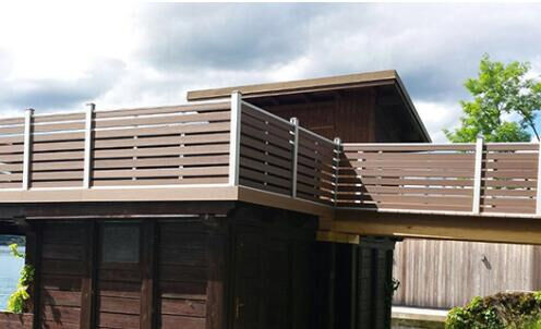 รั้ว WPC สูง 8FT ป้องกันการบิดงอสำหรับขอบเขตวิทยาเขตของโรงเรียน