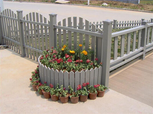 แผงรั้ว WPC แบบเคลือบด้านทำความสะอาดง่ายสำหรับลานสำนักงาน