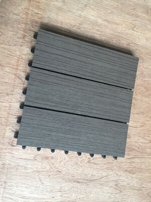 กระเบื้องดาดฟ้า WPC กลางแจ้งในบ้าน 30x30 ซม. พื้น DIY ทนทานพร้อมรูปลักษณ์ไม้ธรรมชาติ