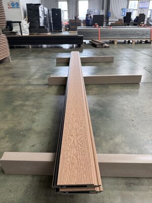 Uv ทนกลางแจ้งตกแต่งบ้านโมเดิร์นภายนอก Wpc Coextrusion Cladding แผงผนัง