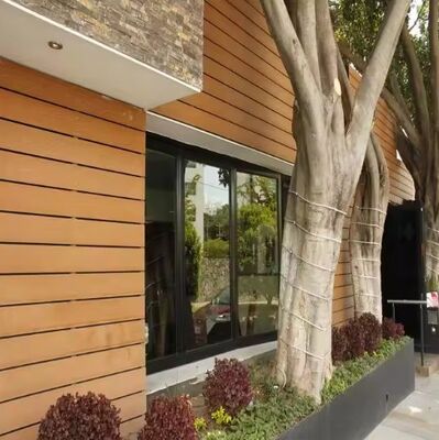 คุณภาพสูงกันน้ำกลางแจ้งไม้พลาสติกคอมโพสิตผนังตกแต่ง Siding Co-Extrusion ภายนอก Cladding Villa