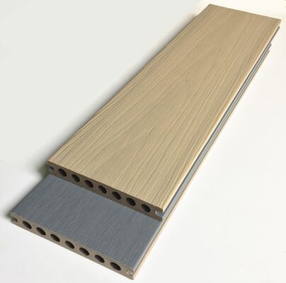 ตัวอย่างฟรีกันลื่นกันน้ำ UV ทนสีไม้สัก 140 * 23 มม. พื้นระเบียงคอมโพสิตพื้น Coextrusion กลางแจ้ง Wpc พื้น