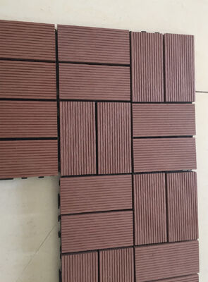 กระเบื้องดาดฟ้า WPC ที่เชื่อมต่อกันขนาด 30x30 ซม. DIY พื้นลานบ้านสำหรับพื้นที่กลางแจ้งในบ้าน