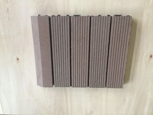 กระเบื้องดาดฟ้า WPC ที่เชื่อมต่อกันขนาด 30x30 ซม. DIY พื้นลานบ้านสำหรับพื้นที่กลางแจ้งในบ้าน