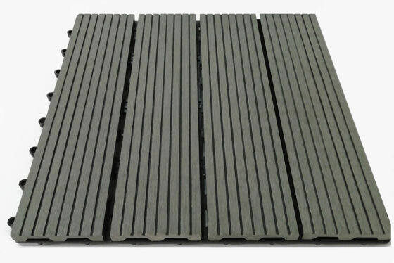 กระเบื้องดาดฟ้า WPC ที่เชื่อมต่อกันขนาด 30x30 ซม. DIY พื้นลานบ้านสำหรับพื้นที่กลางแจ้งในบ้าน