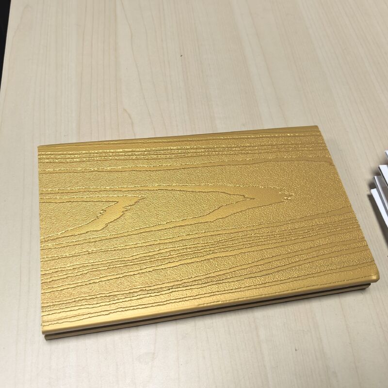 แผง WPC โลหะพร้อมพื้นสีทองแวววาวพาทิน่าหรูหรา
