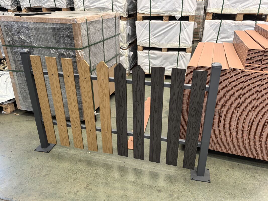 ระเบียง WPC ปลายพื้นกลางแจ้งกันน้ำครอบคลุม WPC ดาดฟ้าคอมโพสิตกระดานส่วนท้ายรอบพื้นระเบียง ปลายดาดฟ้า WPC