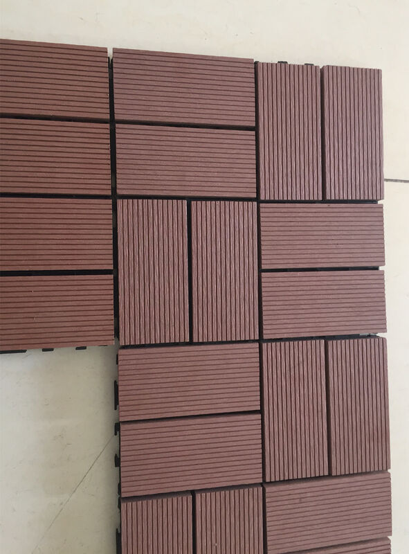 กระเบื้องดาดฟ้า WPC ที่เชื่อมต่อกันขนาด 30x30 ซม. DIY พื้นลานบ้านสำหรับพื้นที่กลางแจ้งในบ้าน